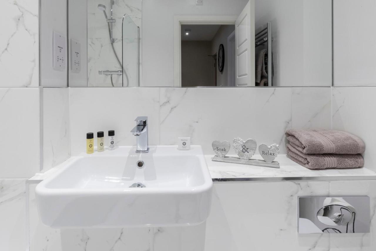 Elliot Oliver - Chic 2 Bedroom Town Centre Apartment เชลเทนแฮม ภายนอก รูปภาพ